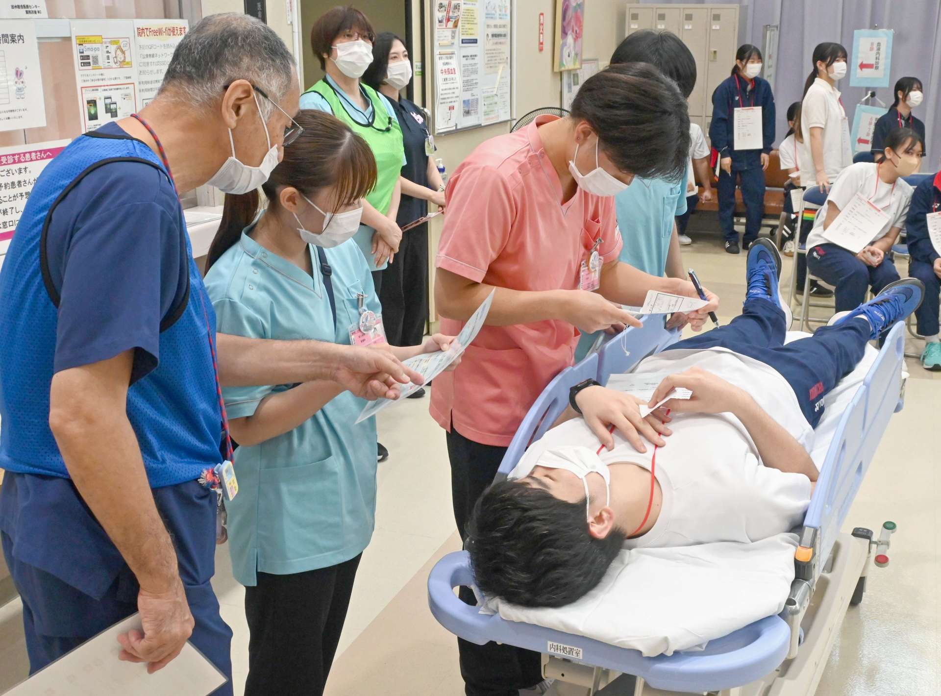 患者のトリアージを訓練する職員＝出水市の出水総合医療センター
