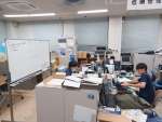 情報収集に追われる役場職員＝１７日午後１０時５０分、鹿児島市の十島村役場
