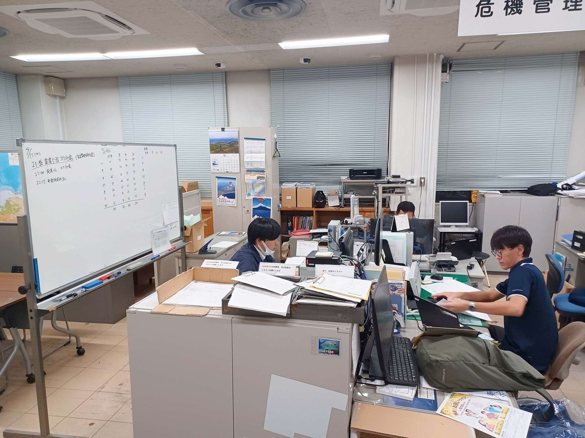 情報収集に追われる役場職員＝１７日午後１０時５０分、鹿児島市の十島村役場