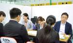 面接に挑む参加者＝１７日、鹿児島市の西原商会アリーナ