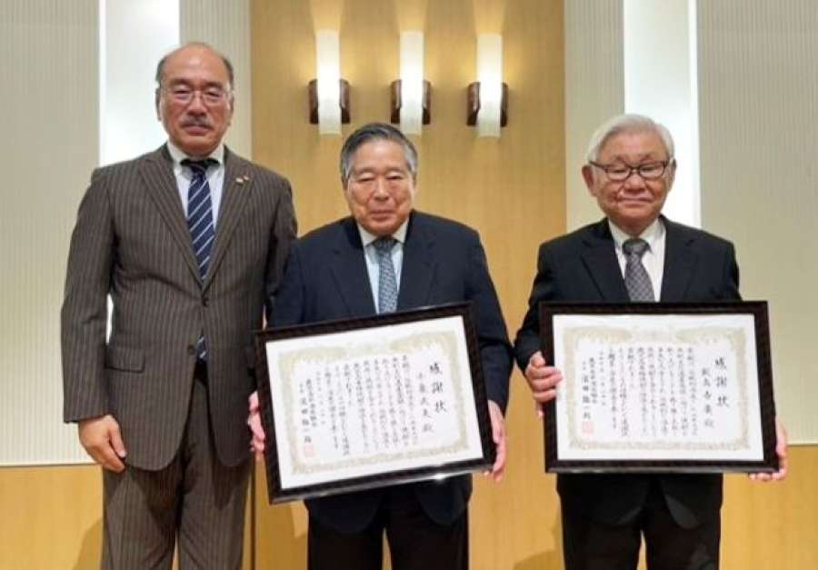 鹿児島県酒造組合から感謝状を贈られた鹿児島大学の鮫島吉廣客員教授（右）と東京農業大学の小泉武夫名誉教授（中央）＝鹿児島市（同組合提供）