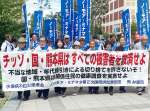 福岡高裁に入廷する水俣病訴訟の原告ら＝１７日、福岡市