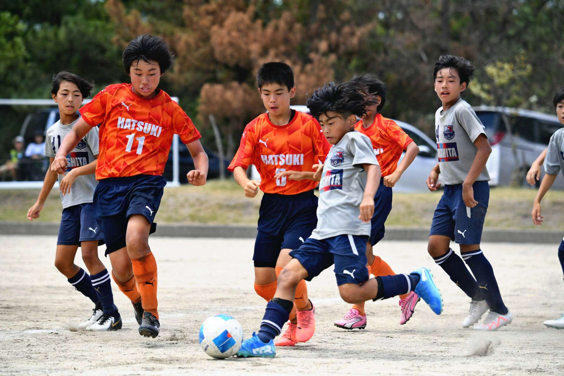 〈昨年の大会から〉ゴール前で競り合う選手＝南栄リース桜島グラウンド
