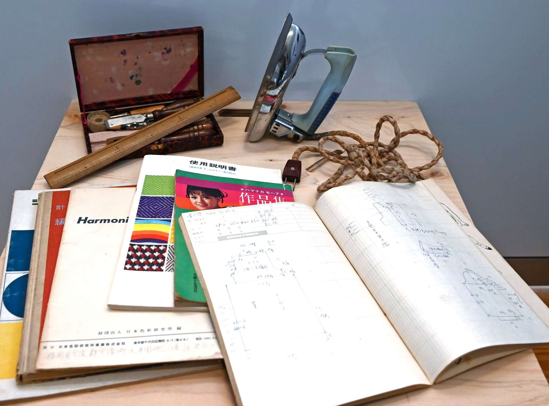 愛用した洋裁道具など＝南さつま市役所