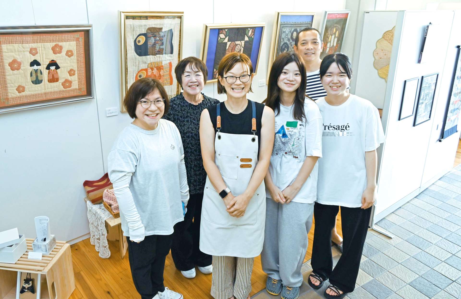 〈関連〉キミエノヨフカシ展を開く中村真琴さん（左から３人目）ら＝南さつま市役所