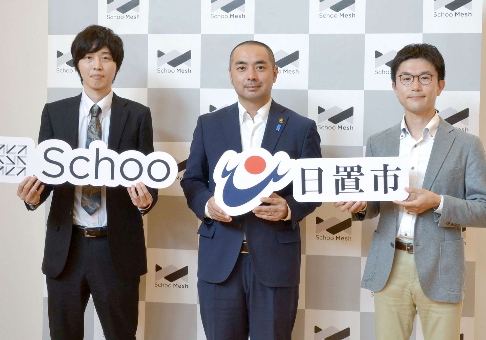 地域共創型の人材育成サービスを始める「Ｓｃｈｏｏ」の森健志郎社長（左）ら＝１８日、日置市東市来の小平本社