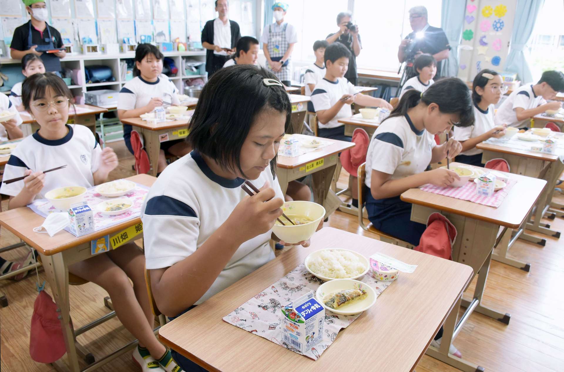 有機栽培で作られたゴボウ入りのさつま汁を味わう児童＝大崎町の中沖小