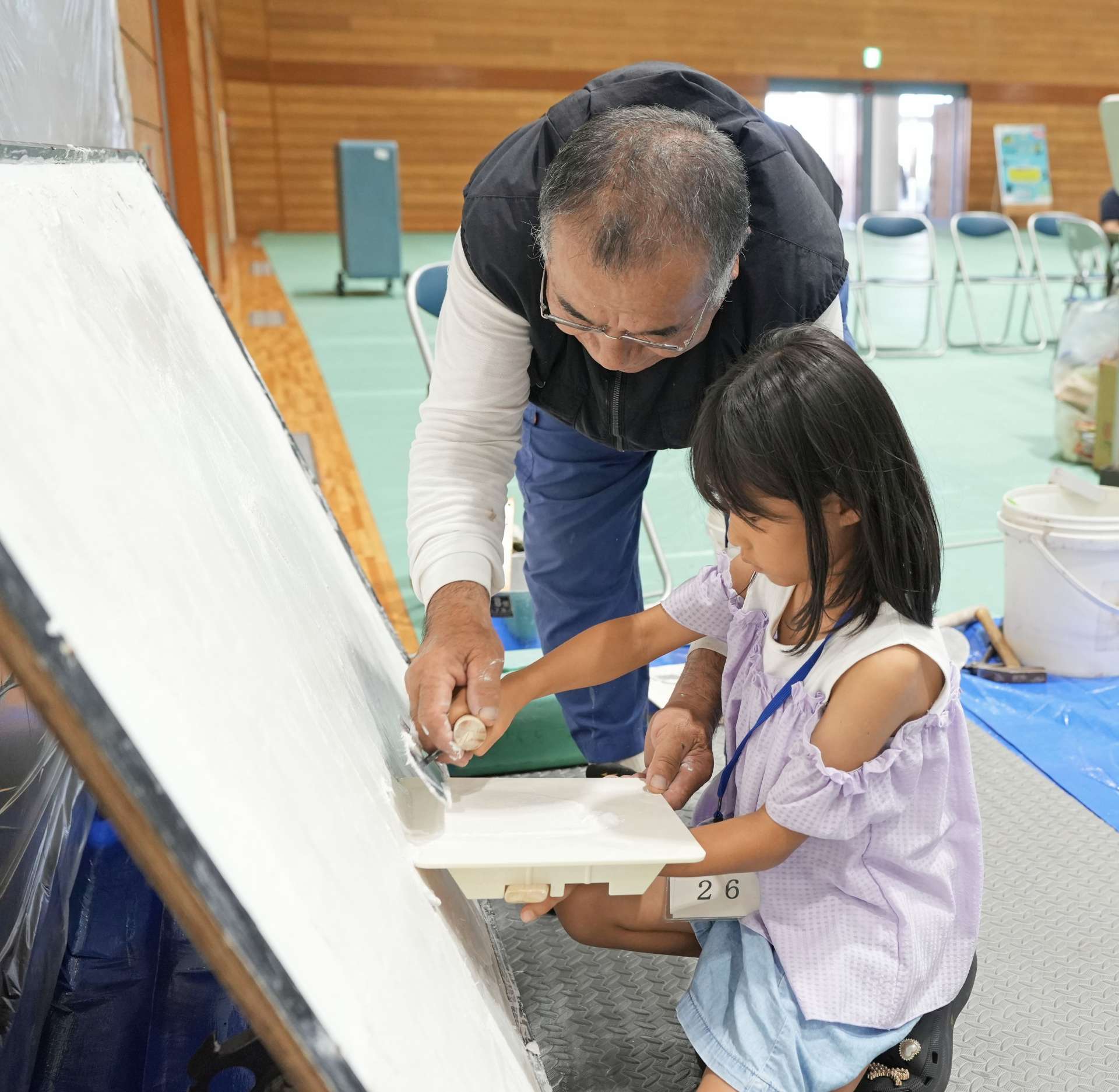 地元企業の仕事を体験する小学生＝鹿屋市串良の串良平和アリーナ