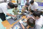 地元企業の仕事を体験する小学生＝鹿屋市串良の串良平和アリーナ