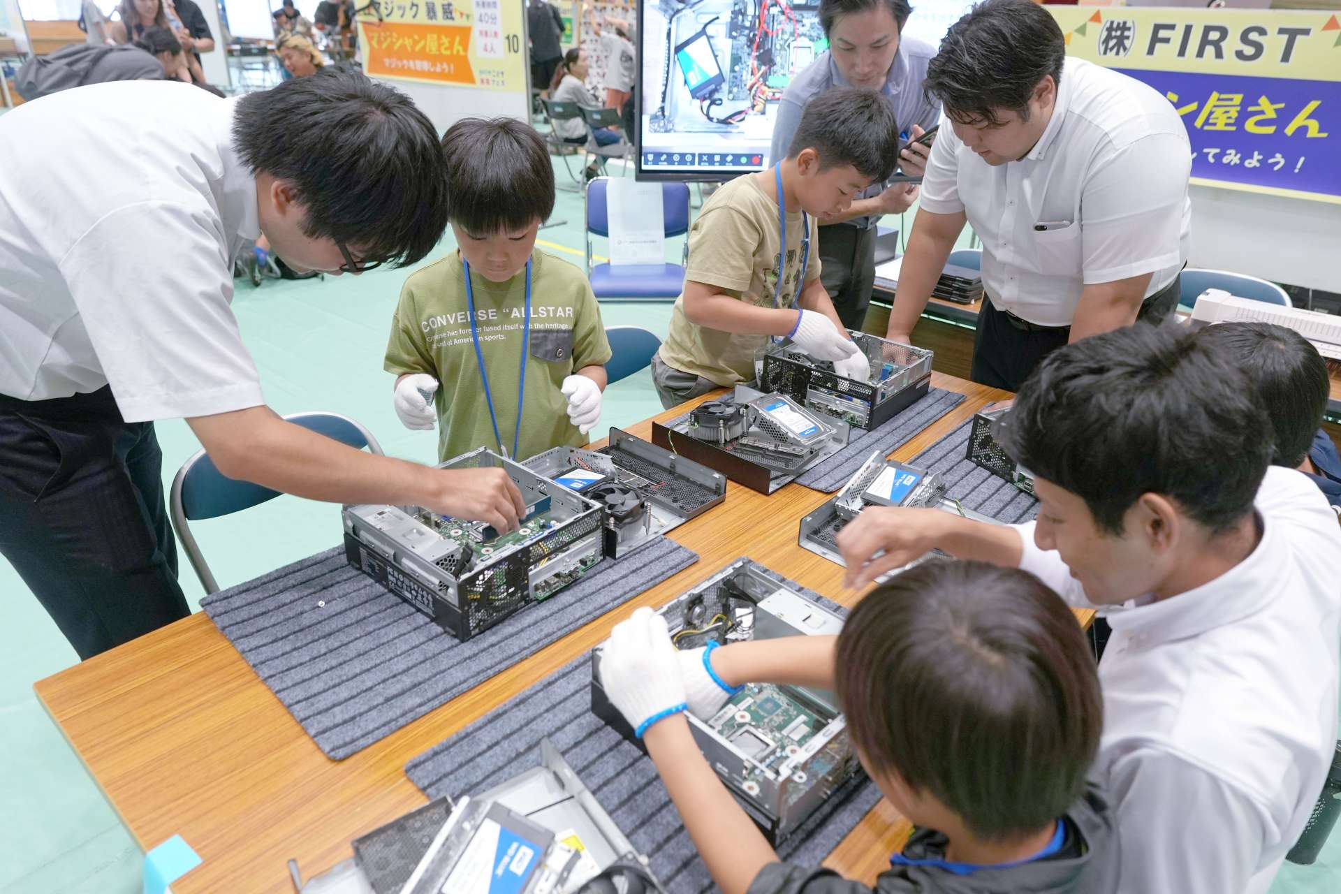 地元企業の仕事を体験する小学生＝鹿屋市串良の串良平和アリーナ