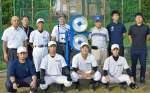 　母校野球部にピッチングマシンを贈った同窓会メンバーら＝１７日、伊佐市の大口高校　