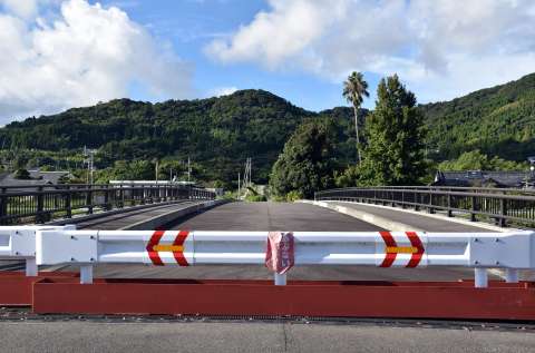 道路とつながっているが、ガードレールが置かれ侵入できない左岸側＝いちき串木野市東塩田町