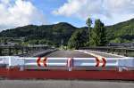 道路とつながっているが、ガードレールが置かれ侵入できない左岸側＝いちき串木野市東塩田町