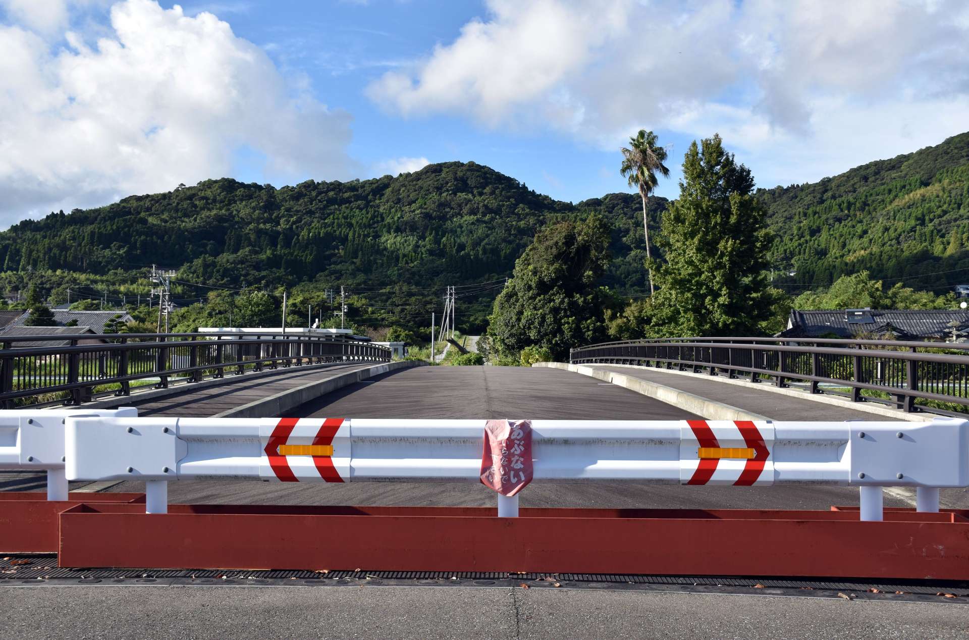 道路とつながっているが、ガードレールが置かれ侵入できない左岸側＝いちき串木野市東塩田町