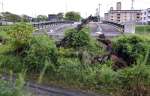 収用の裁決があった右岸の土地（手前）と新設された橋＝１８日、いちき串木野市平江