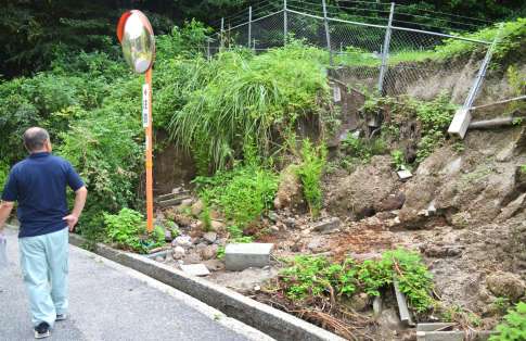 大雨でのり面が崩れ、つぼが流失した福山こめ酢のつぼ畑＝霧島市福山町福山