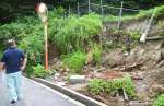 大雨でのり面が崩れ、つぼが流失した福山こめ酢のつぼ畑＝霧島市福山町福山