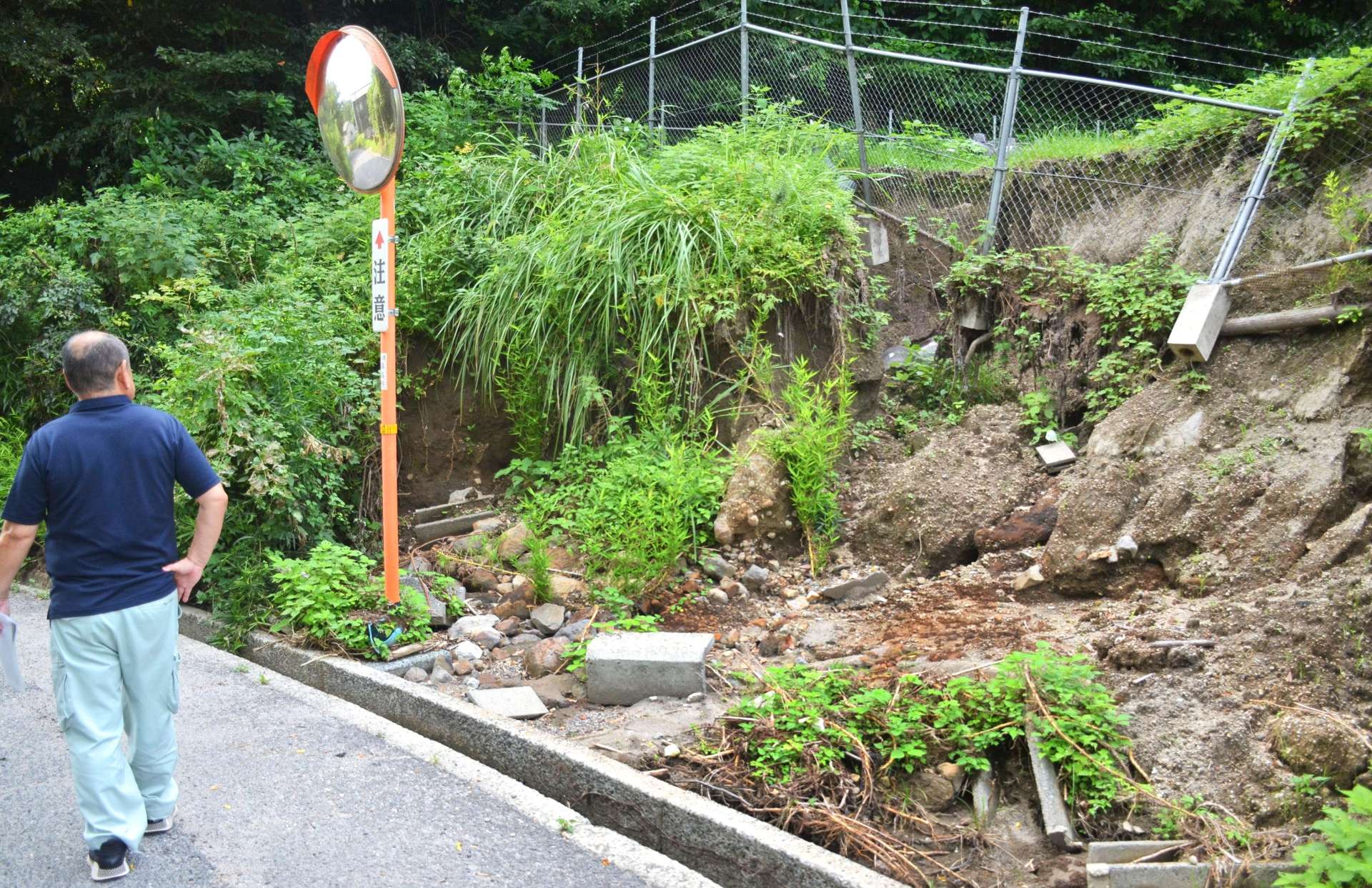大雨でのり面が崩れ、つぼが流失した福山こめ酢のつぼ畑＝霧島市福山町福山