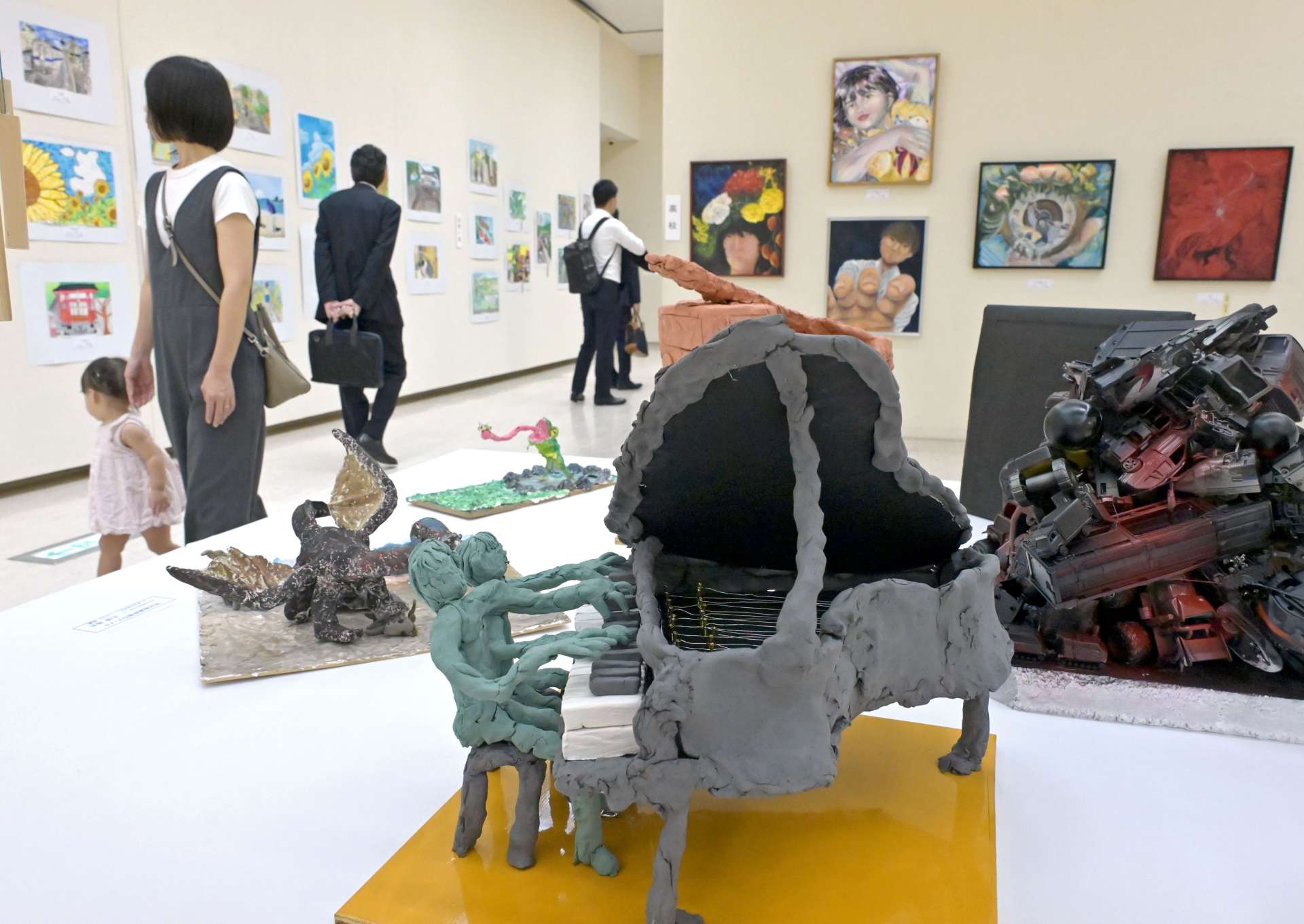 平面や立体作品が並ぶ会場＝１９日、鹿児島市立美術館