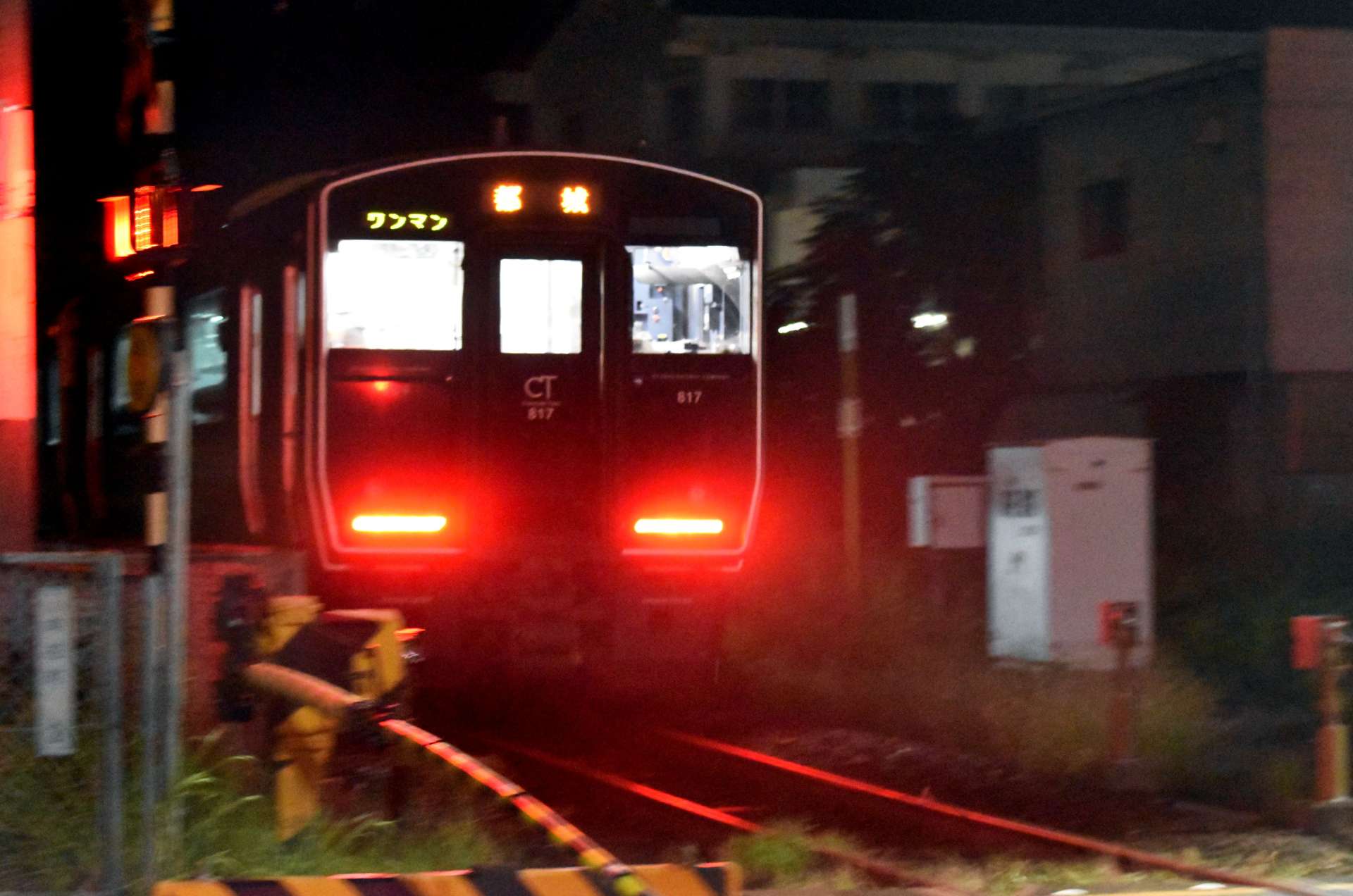 ＪＲ国分駅を出発した普通列車＝１９日午後９時５０分ごろ、霧島市国分向花町