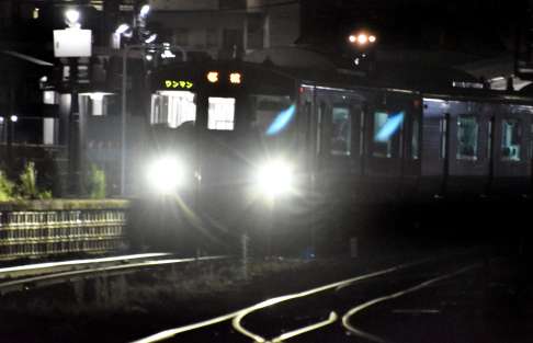 ＪＲ国分駅を出発した普通列車＝１９日午後９時５０分ごろ、霧島市国分向花町
