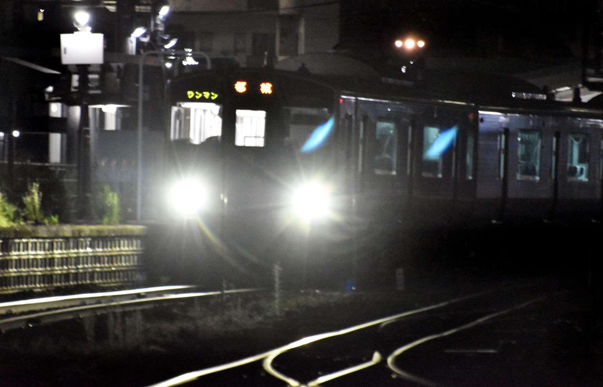 ＪＲ国分駅を出発した普通列車＝１９日午後９時５０分ごろ、霧島市国分向花町