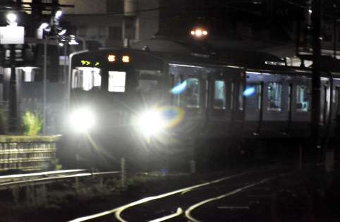 〈別カット〉ＪＲ国分駅を出発した普通列車＝１９日午後９時５０分ごろ、霧島市国分向花町