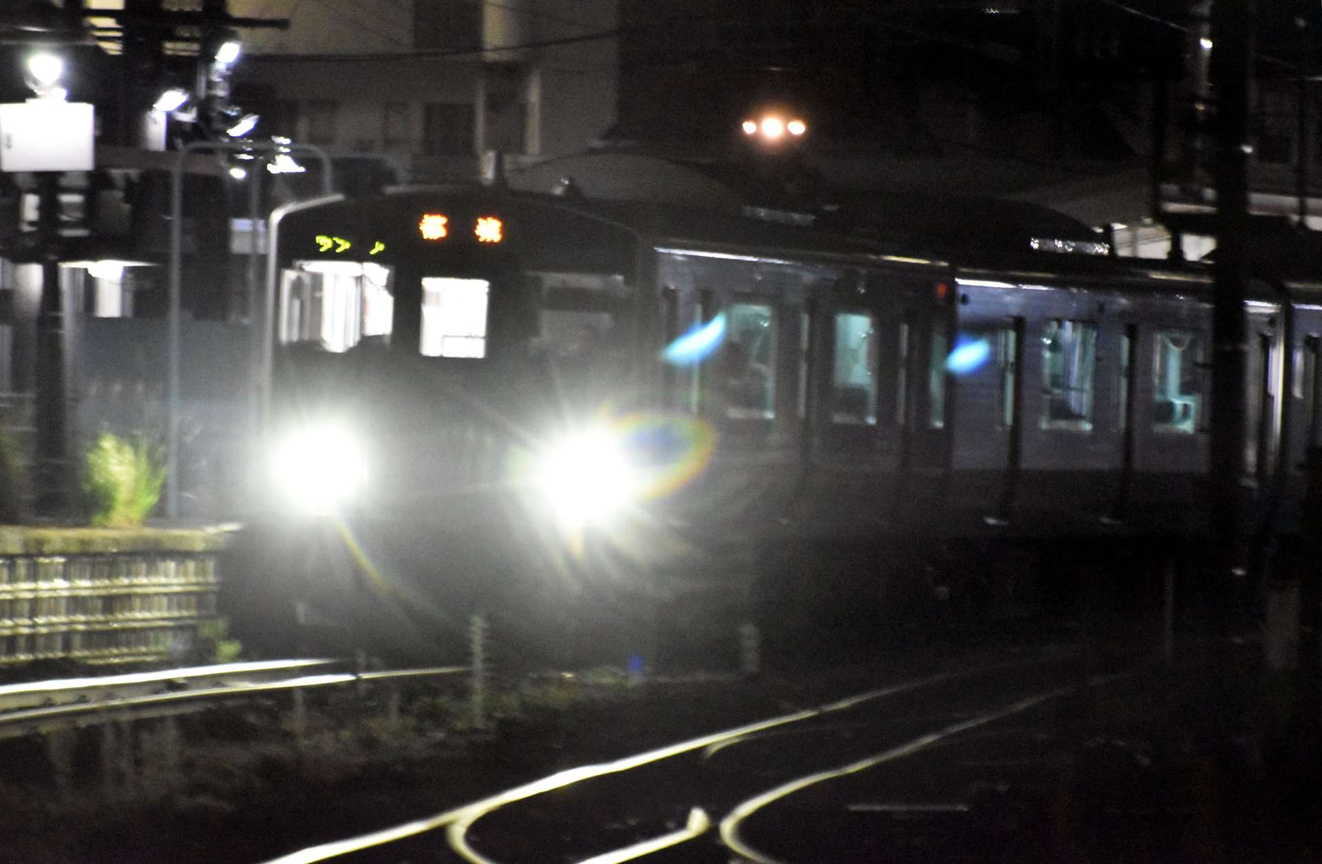 〈別カット〉ＪＲ国分駅を出発した普通列車＝１９日午後９時５０分ごろ、霧島市国分向花町