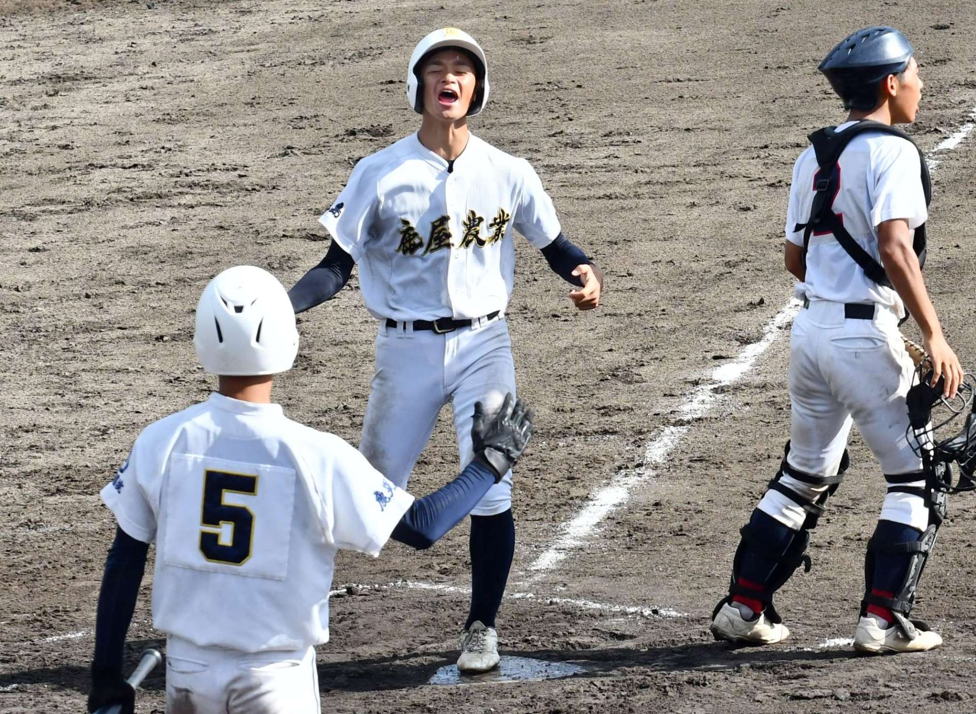 ７回裏鹿屋農２死一塁、小坂の適時三塁打で一走内村が生還＝鴨池市民