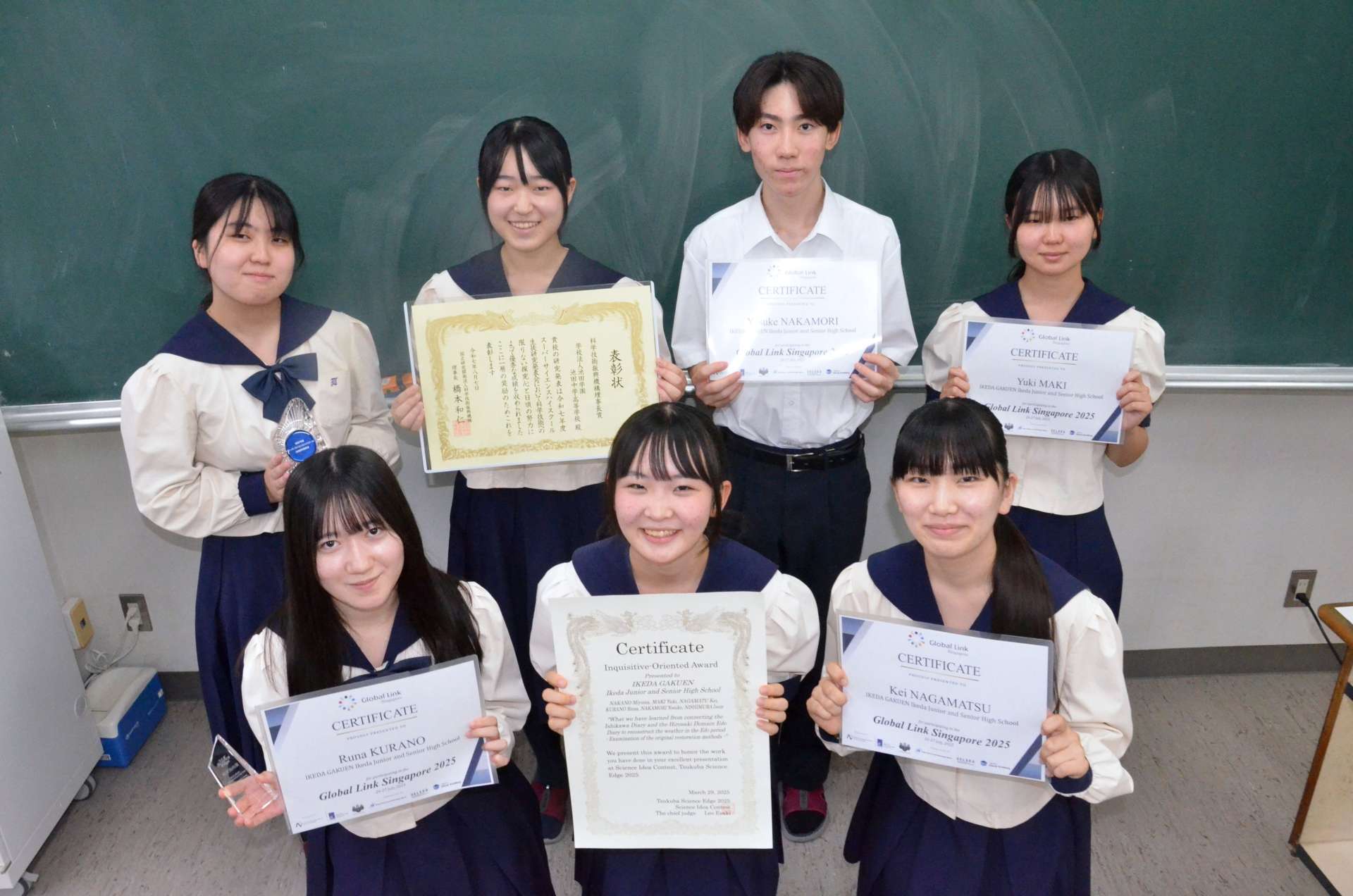 国内外の研究コンテストで入賞したスーパーサイエンス部の生徒たち＝鹿児島市の池田学園池田高校