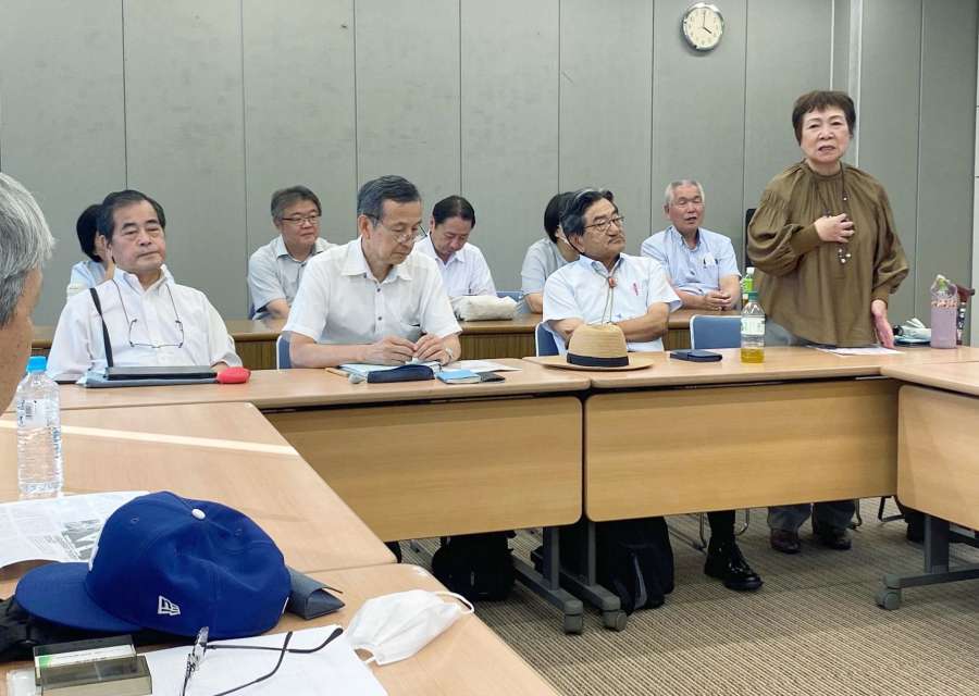 裁判後の集会で「私たちはニセ患者のように（被告側に）言われた」と憤る原告の前田芳枝さん（右）＝１９日、大阪市北区の大阪弁護士会館