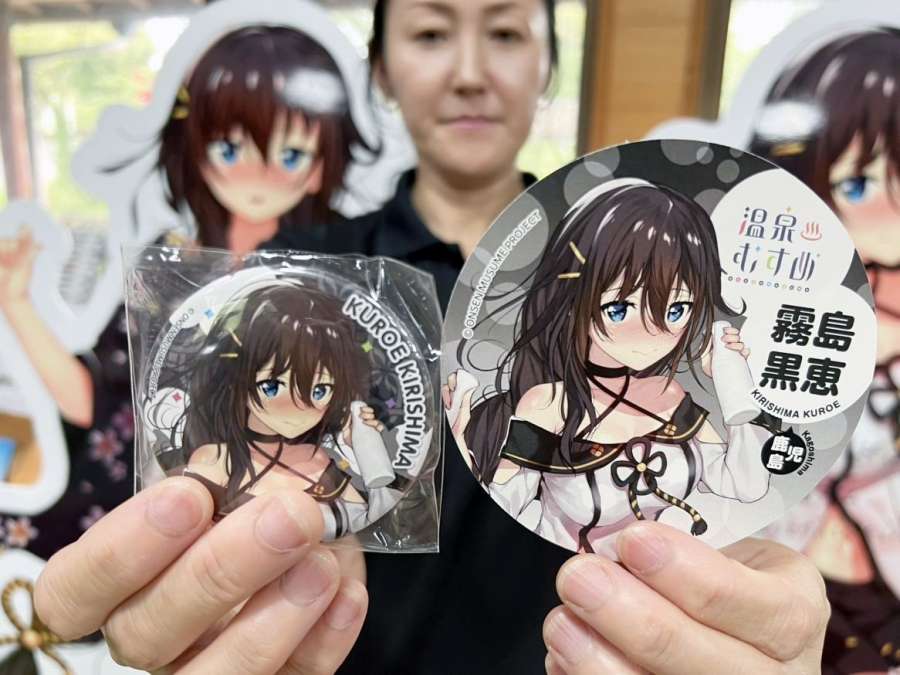 霧島の温泉むすめ「霧島黒恵」の缶バッジ（左）とステッカー＝霧島市霧島田口
