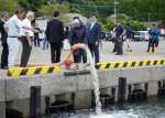 港に完成した給水設備を視察する塩田康一知事（中央）＝長島町獅子島の立石港