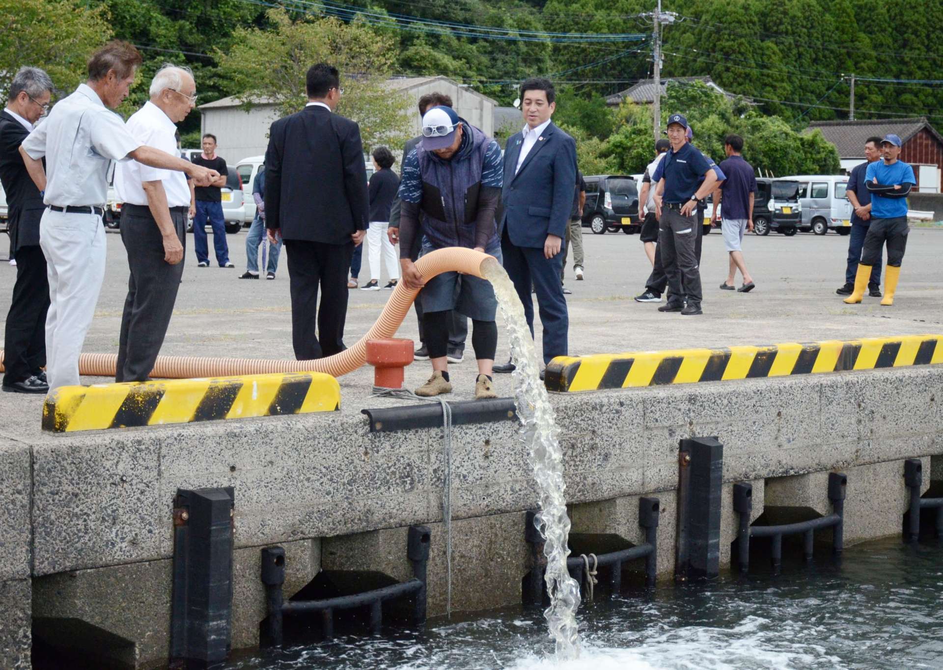 港に完成した給水設備を視察する塩田康一知事（中央）＝長島町獅子島の立石港