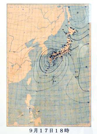 前日より等圧線の間隔が狭まり、勢力が増した台風を示す１９４５年９月１７日１８時の天気図＝広島市中区の江波山気象館