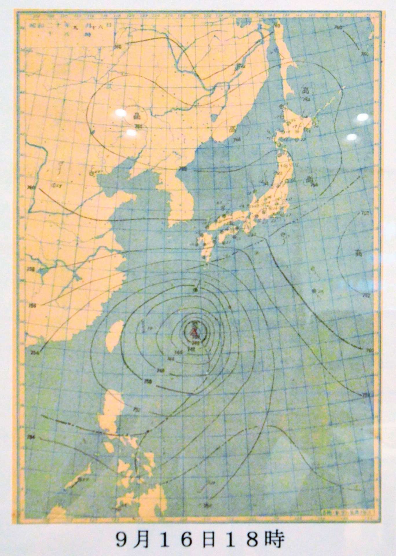 枕崎台風上陸前日の１９４５年９月１６日１８時の天気図＝広島市中区の江波山気象館