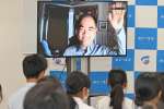 中高生とウェブ交流する藤倉大さん＝１９日、南さつま市役所