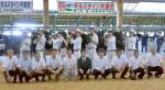 １０月下旬の全日本ホルスタイン共進会北海道大会に向け、県出品牛に決まった７頭と関係者ら＝２０日、霧島市の姶良中央家畜市場