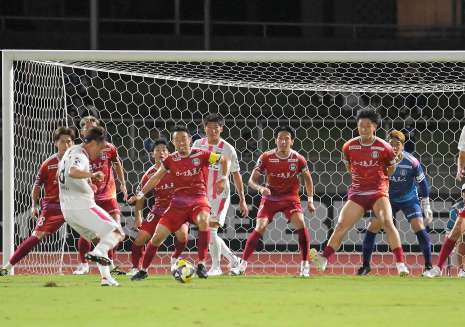 ゴールを守る鹿児島Ｕイレブン＝鹿児島市の白波スタジアム