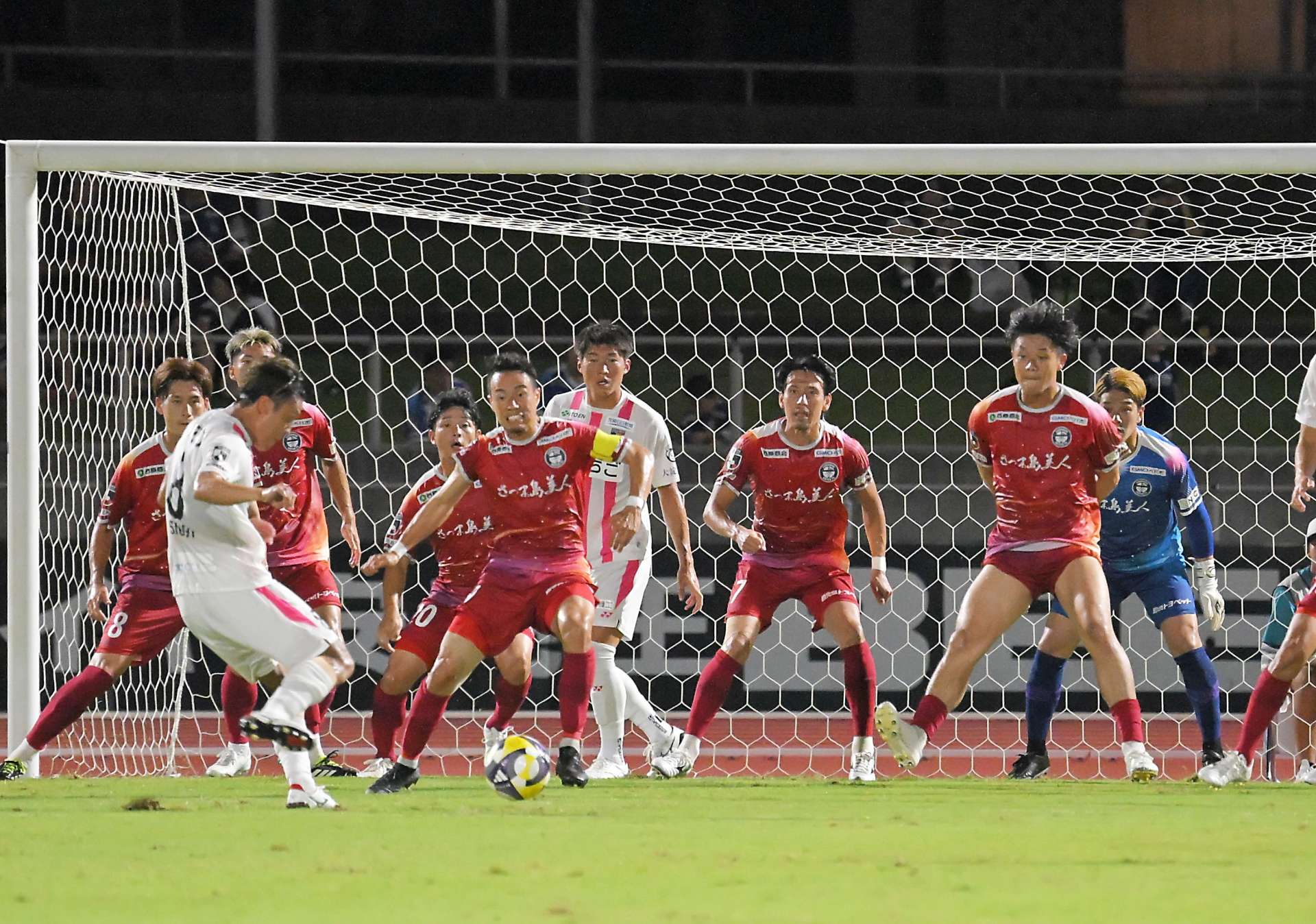 ゴールを守る鹿児島Ｕイレブン＝鹿児島市の白波スタジアム