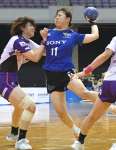 前半、相手マークを受けながらシュートを決めるブルーサクヤの宇治村（１１）＝西原商会アリーナ