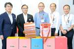 志布志市にランドセルを贈った志布志子ども食堂の田浦天志代表（中央）＝同市役所