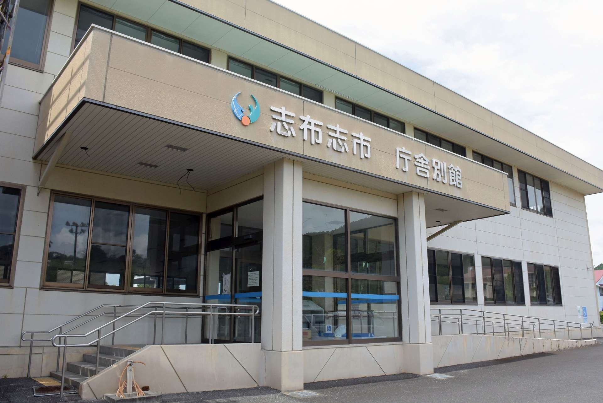 志布志市学びの多様化学校が設置される市役所有明庁舎別館＝同市有明町野井倉