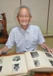 資料を手に戦争体験を語る野村一明さん＝指宿市湯の浜４丁目