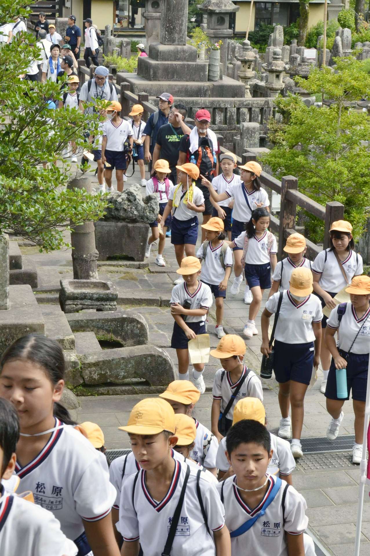 〈２年前の模様から〉遠行のゴール地点に到着する参加者＝鹿児島市上竜尾町の南洲公園