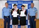 一日警察署長に任命されたブルーサクヤ鹿児島の佐藤愛さん（左から２人目）と木村萌雅さん（同３人目）＝１９日、霧島警察署