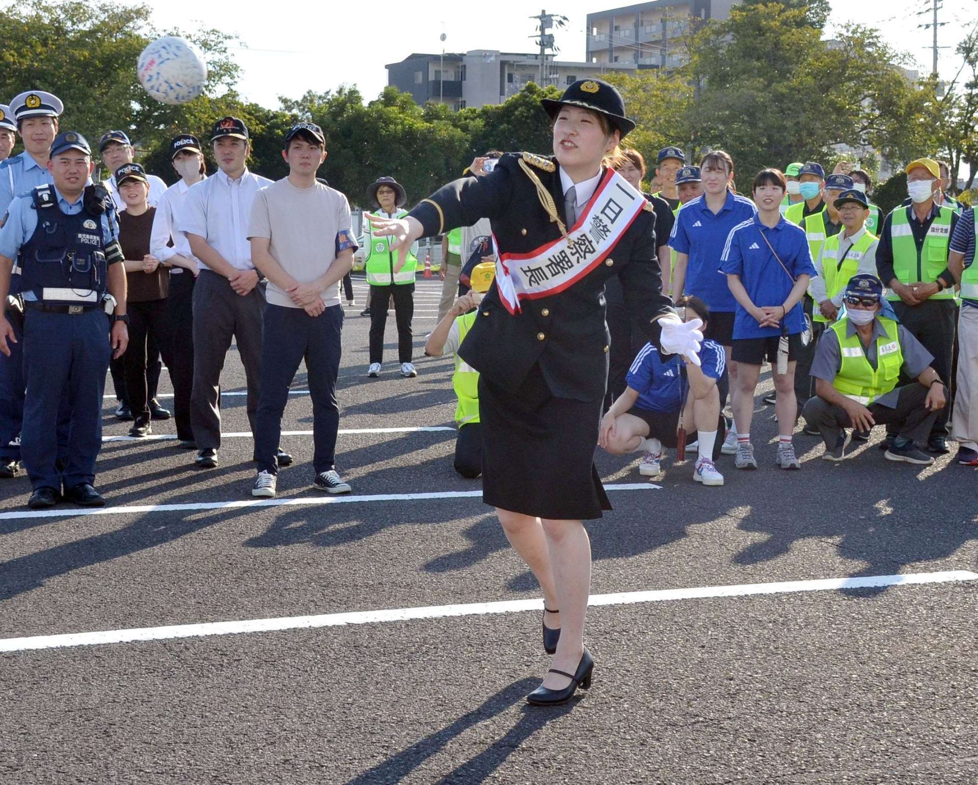飲酒運転の根絶を願い、ボールを放つブルーサクヤ鹿児島の佐藤愛さん＝１９日、霧島市役所前お祭り広場