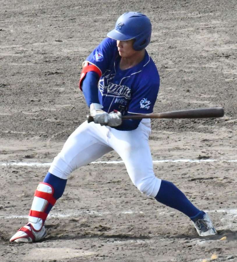 ７回表鹿屋体大２死三塁、代打高橋が適時左前打を放つ＝ＭＯＲＩオールウェーブスタジアム