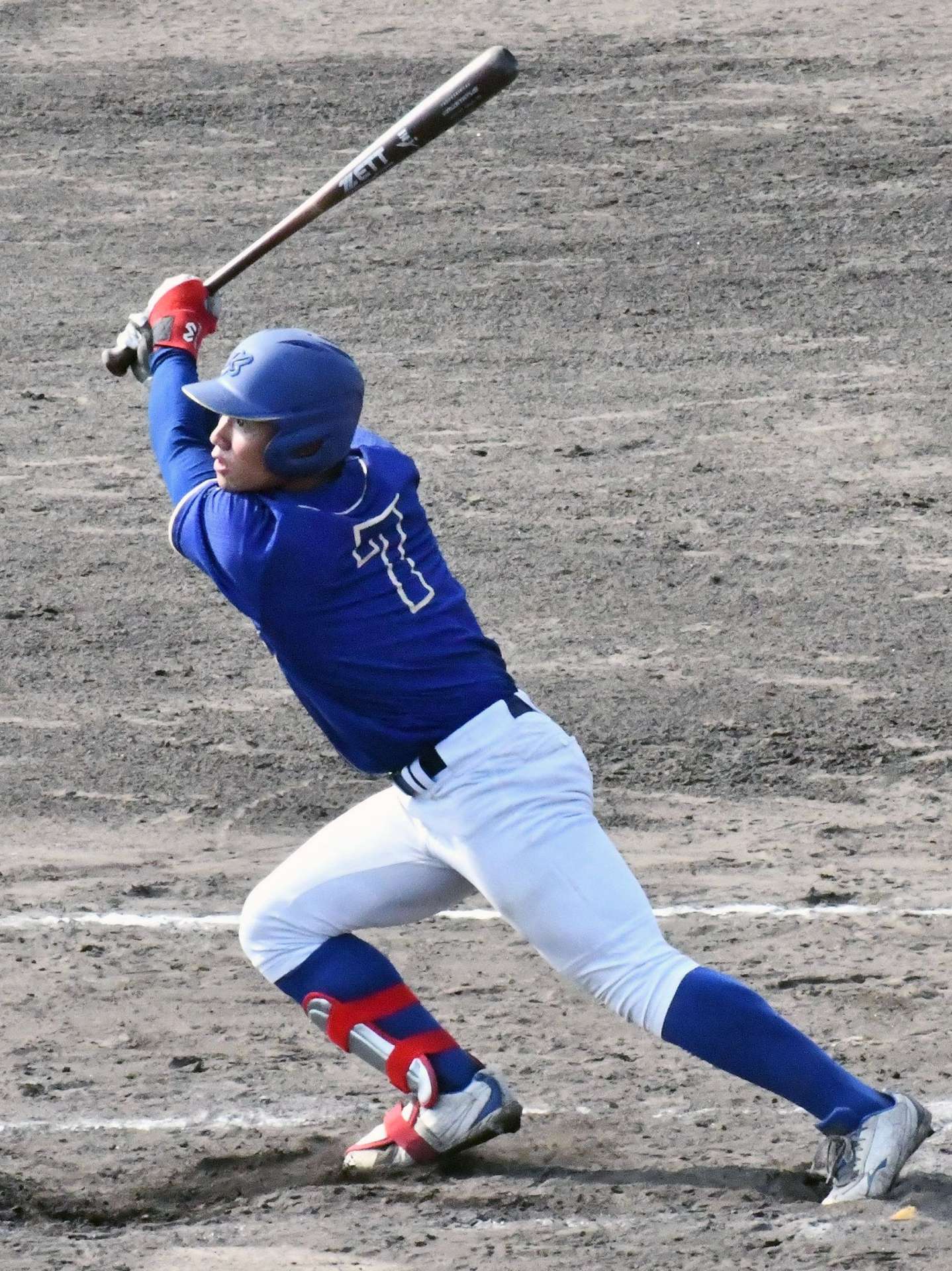 ７回表鹿屋体大２死三塁、代打高橋が左前適時打を放つ＝ＭＯＲＩオールウェーブスタジアム