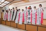 奉納揮毫を披露する樟南高校書道部員＝２１日、鹿児島市の県護国神社